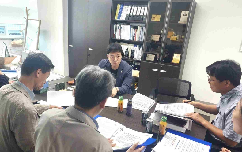유영일 경기도의회 도시환경위원회 (국민의힘, 안양5) 부위원장이 생활숙박시설(이하 생숙)의 합법적 사용을 지원하기 위해 숙박업 신고기준을 완화하는 조례 제정을 추진하기 위해 경기도 관계부서와 간담회를 가졌다.