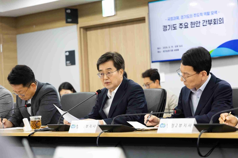 김동연 경기도지사가 새 정부 국정과제 발표와 관련해 “지금이 경기도의 정책과 수요를 국정과제에 반영할 골든타임”이라며 경기도 간부들에게 적극적인 대응을 당부했다.