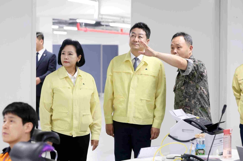 김진경 경기도의회 의장이 19일 경기도 전시종합상황실을 방문해 ‘2025년 을지연습’에 참여한 공직자를 격려했다.