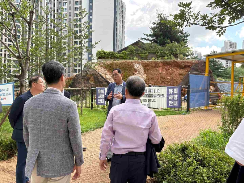 안광률 경기도의회 교육기획위원회 위원장(더불어민주당, 시흥1)이 광명초등학교 공사로 인해 생긴 통학로 안전 문제 해결을 위해 현장방문을 실시하고 관계 기관들과 간담회를 진행했다.