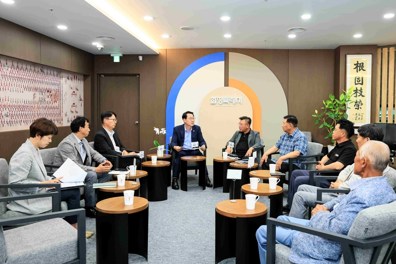 화성특례시가 지난 7월 보궐 선거를 통해 새롭게 구성된 제2대 농어업회의소 임원진과 간담회를 열고, 민·관 소통 강화와 지역 농어업 발전을 위한 다양한 의견을 청취했다.