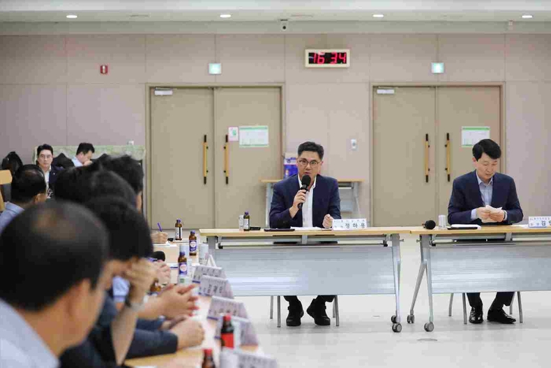 정하용 경기도의회 경제노동위원회 의원(국민의힘, 용인5)이 경기도시장상권진흥원의 주최로 용인시 수지구청 대회의실에서 열린 ‘2025년 찾아가는 민생소통 정담회(용인권역)’에 참석했다.