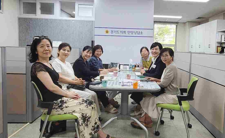 이채명 경기도의회 더불어민주당 의원(더불어민주당, 안양6)이 의회 안양상담소에서 서시 시 낭송 동아리 신수용 회장 및 회원들과 함께 서시 시 낭송 동아리 활성화를 위해 정담회를 가졌다.