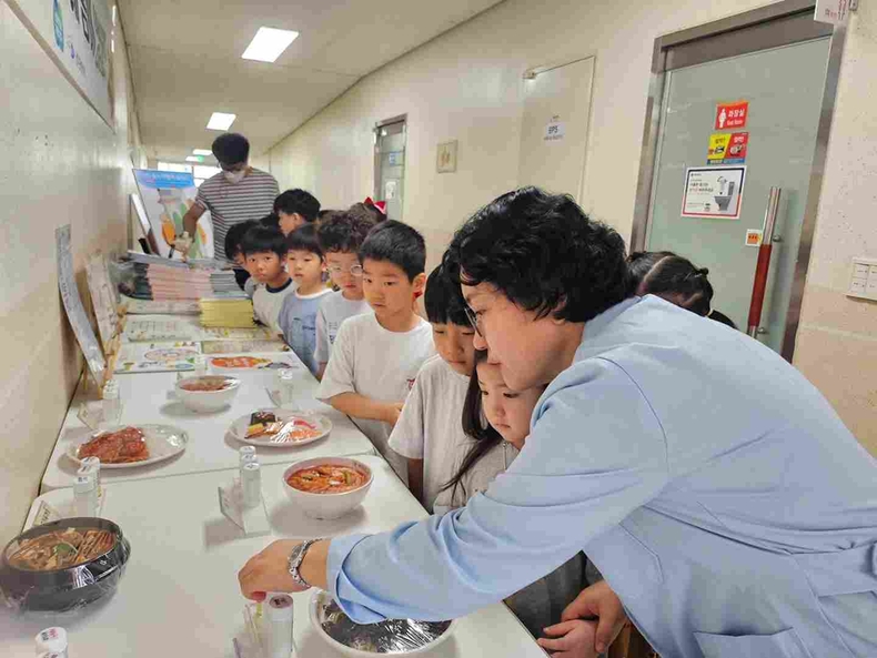경기도가 전 세대가 공감하고 참여할 수 있는 건강한 식생활 문화 확산을 위해 ‘찾아가는 식생활 안전·영양 전시’와 ‘식생활 안전 마술 퍼포먼스 교육’ 프로그램을 운영한다.