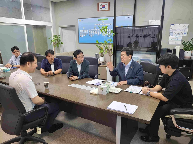 이선구 경기도의회 보건복지위원장(더불어민주당, 부천2)이 도의회 위원장실에서 제386회 임시회 대비를 위해 보건복지전문위원실, 장애인복지과, 보건의료정책과와 순차적으로 정담회를 개최했다.