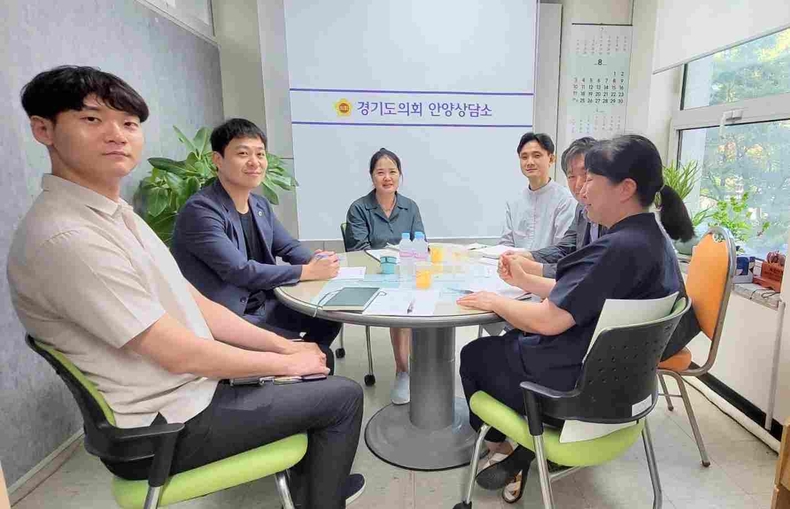 유영일 경기도의회 도시환경위원회 부위원장(국민의힘, 안양5)이 의회 안양상담소에서 안양시 및 경기주택도시공사(GH) 관계자들로부터 안양 연현공원 조성사업 관련 업무보고를 받았다.