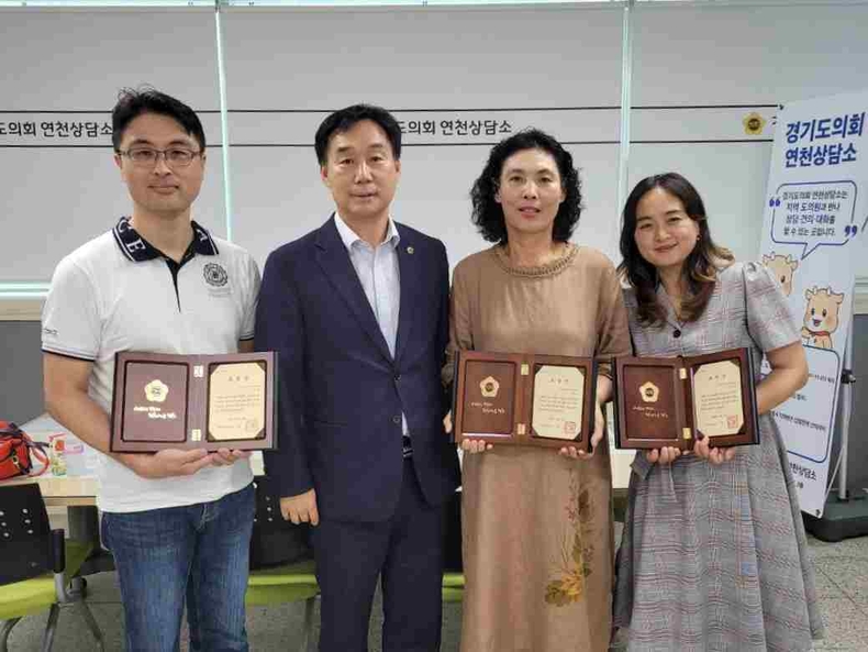 경기도의회 농정해양위원회 부위원장 윤종영 의원(국민의힘, 연천)이 경기도의회 연천상담소에서 (사)농촌소멸지역 희망네트워크 회원들에게 경기도의회 의장 표창을 전달하고, 귀농귀촌 활성화 및 농촌 소멸 대응을 주제로 간담회를 진행했다.