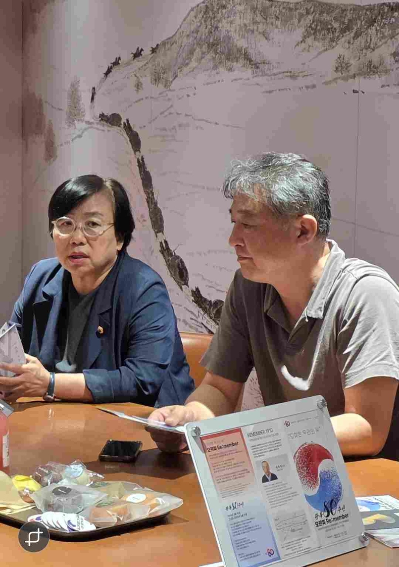 경기도의회 문화체육관광위원회 조미자 부위원장(더불어민주당, 남양주3)은 경기도 콘텐츠산업, 경기콘텐츠진흥원, 남양주시 관계자들과 함께 광복 80주년 기념 전시인 ‘오르빛 Re:member’ 현장을 찾아 전시 현황을 점검하고 향후 행사 진행과 운영방안에 대해 논의했다.