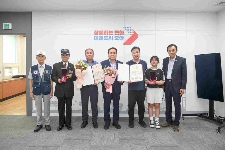 오산시가 6·25전쟁 참전유공자인 고(故) 박재수 하사와 고(故) 이호천 병장의 유가족에게 화랑무공훈장과 훈장증을 전수했다.