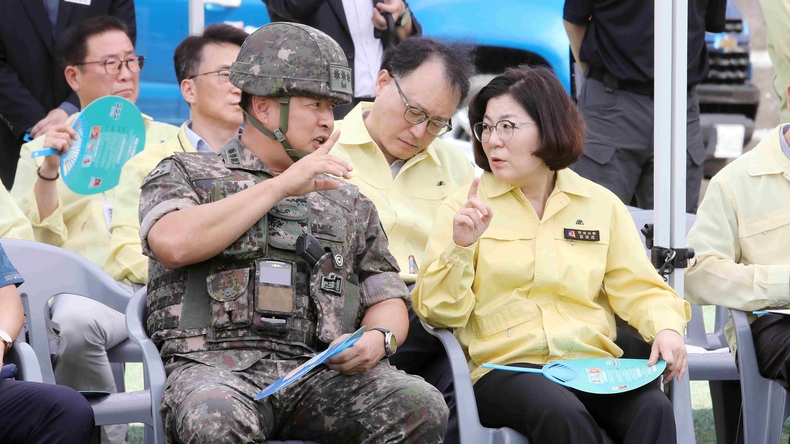 안성시가 관내 중요시설에서 전시 실제 상황에 대비한 을지연습 실제훈련(드론 및 화학테러 대응 훈련) 및 공습 대비 민방위 훈련(주민 대피 훈련 및 긴급 차량 길 터주기 훈련)을 실시했다.