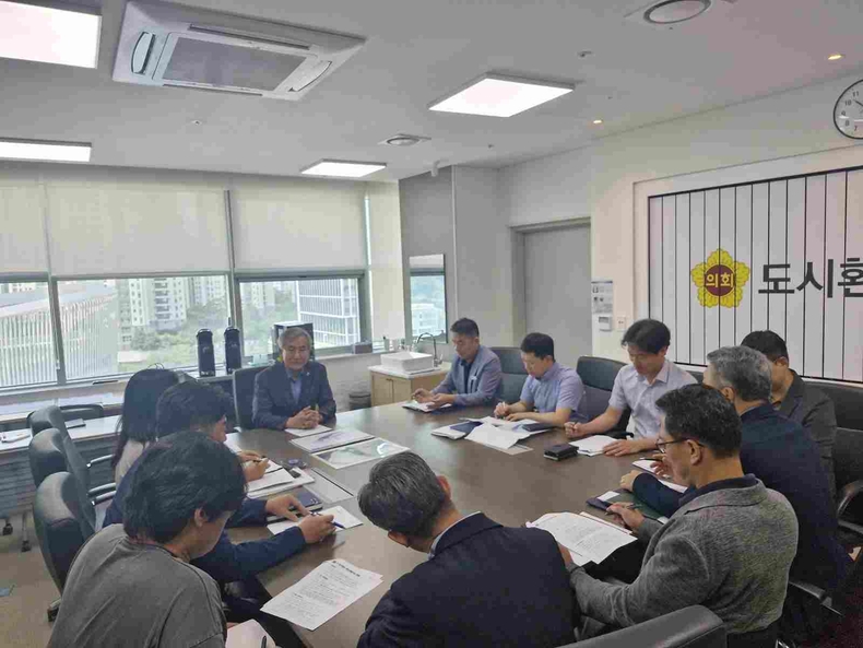 김시용 경기도의회 도시환경위원회 위원장(국민의힘, 김포3)이 박수룡 K컬쳐사업부장 등 관계자로부터 K-컬처밸리 복합개발사업 추진 현황을 보고받고 주요 현안을 논의하는 자리를 가졌다..