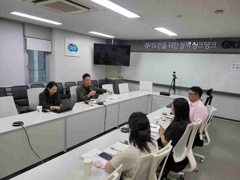 오석규 경기도의회 문화체육관광위원회 의원(더불어민주당, 의정부4)이 경기연구원 경기북부센터에서 남지현 센터장 및 북부센터 연구위원들과 회의를 개최, 의정부시의 여러 현안 관련 경기연구원의 적극적인 관심과 지원을 요청했다.