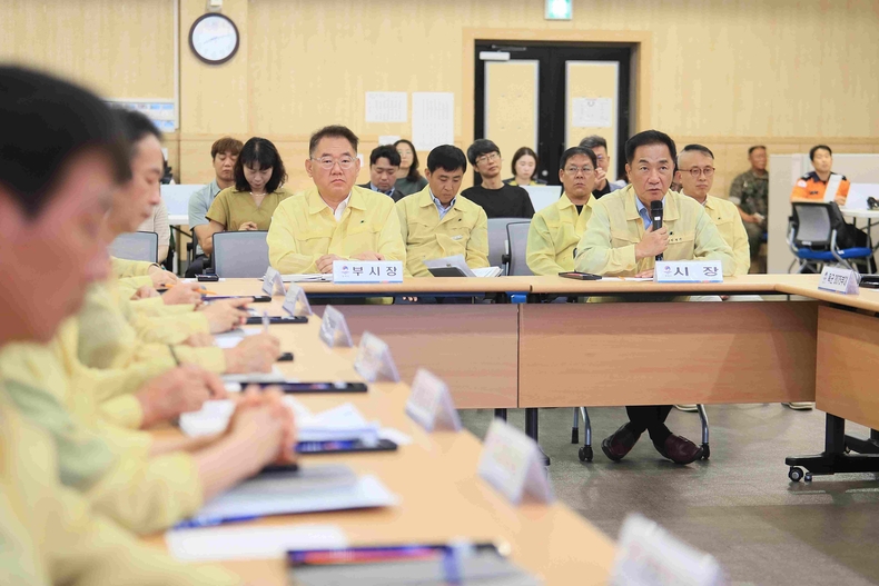 평택시가 지난 18일부터 21일까지 진행된 ‘2025 을지연습’ 기간 동안 매일 아침 8시에 시장 주재로 일일 종합상황보고회를 개최했다.