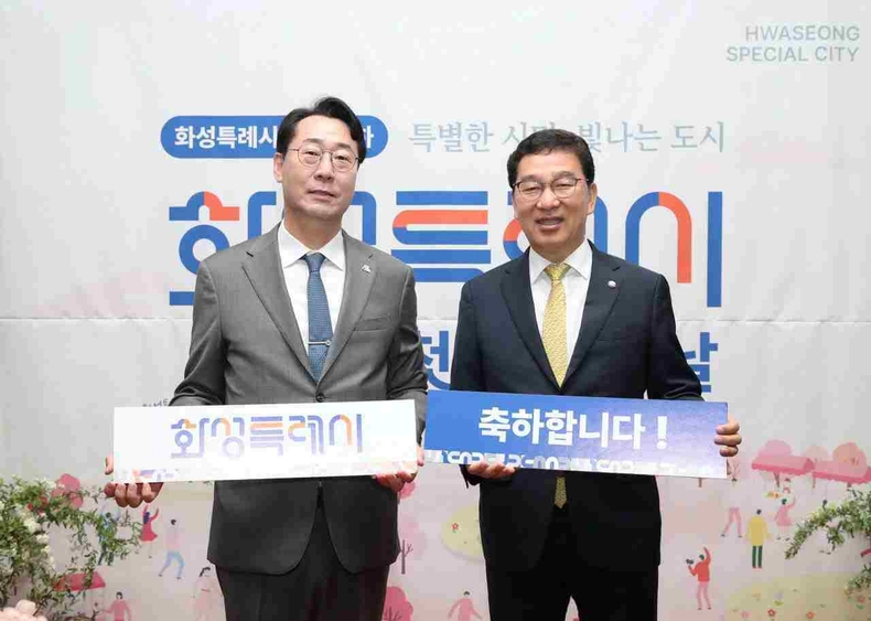 정명근 화성특례시장이 신정훈 국회 행안위원에게 일반구 설치를 포함한 시 주요현안을 전달하고 있다.