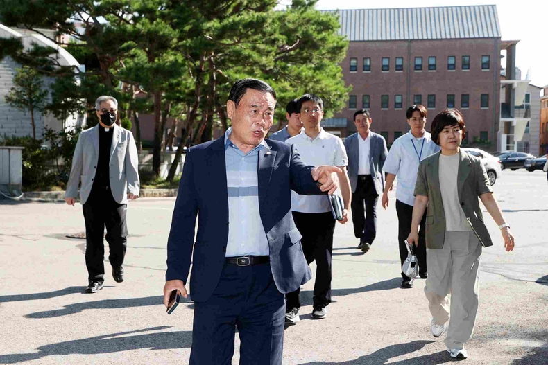 수원특례시의회(의장 이재식)가 권선동성당을 방문해 대형 화물차 및 건설기계의 불법주차로 인한 교통사고 위험과 관련한 민원사항을 청취하고 현장을 점검했다.
