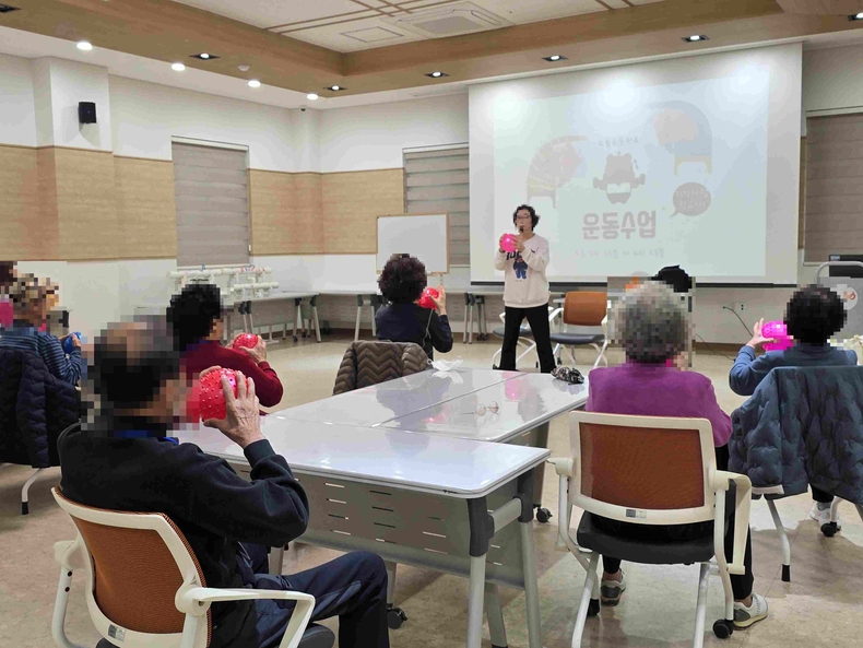평택보건소 치매안심센터는 경증 치매 어르신들을 위한 쉼터 프로그램 ‘기억자람학교 2기’를 9월2일부터 12월18일까지 운영한다.