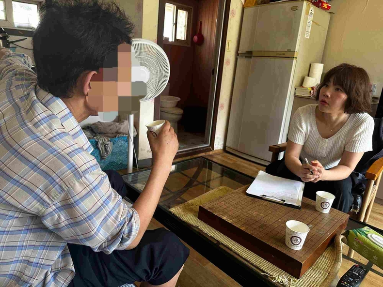 오산시 세마동 행정복지센터가 복지사각지대 발굴 대상자의 가정을 직접 방문해 주거환경을 점검하고 생필품 꾸러미를 전달하며 안부를 확인했다.