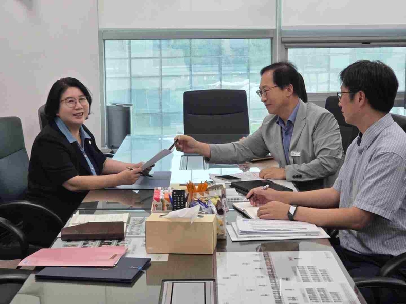 이서영 경기도의회 교육행정위원회 도의원(국민의힘, 비례)이 경기도의회 교육행정위원회 회의실에서 이훈 노후신도시정비과장과 정담회를 열고, 분당 재건축 활성화를 위한 공공기여금 완화 방안을 논의했다.
