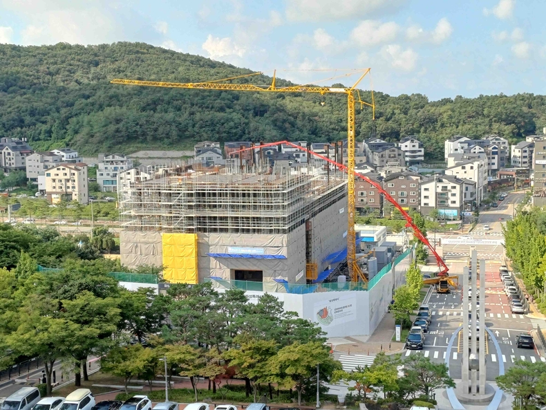 화성특례시의회 신축공사가 35.5% 공정률을 보이며 순항을 보이고 있다. 준공은 내년 6월이다. 신축현장 모습. (사진=정일수 기자)