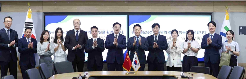 고영인 경기도 경제부지사가 경기도청에서 샨이(單義) 중국 랴오닝성 부성장과 만나, 경제·산업·문화·관광·인적교류 등 다양한 분야의 협력 방안을 논의했다.