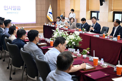 안산시가 시청 제1회의실에서 관내 23개 학교와 학교시설 개방 활성화를 위한 실무 협약을 체결했다.