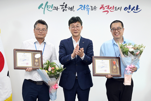 안산시가 도로 위 화재 현장에서 신속한 초기 진화로 시민의 생명과 재산을 지킨 환경미화원 2명에게 모범 시민 표창장을 수여했다.