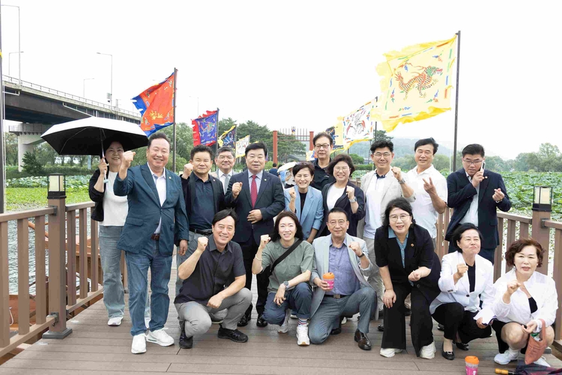 박명숙 경기도의회 의원이 26일 경기도의회 국민의힘 의원 현장 정책회의에 참석해 세미원을 방문하고, 세미원이 국가정원으로 도약할 수 있도록 적극적인 지원과 협력을 요청했다.