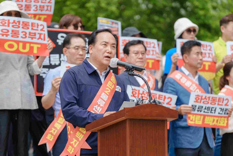 오산시가 경기도 교통영향평가 심의위원회(이하 교평위)가 동탄2 물류센터 건립사업에 대한 심의를 원안 통과시킨 것에 대해 강력 투쟁을 예고했다. 이권재 시장이 물류센터 건립을 반대하는 입장을 밝히고 있다.