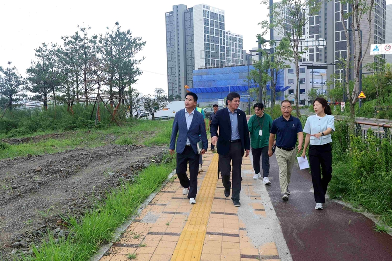 성길용·전예슬 오산시의원과 조용호 경기도의원이 개교를 앞둔 마루초등학교 공사 현장을 점검하며 학부모와 지역 주민들의 안전 우려 해소에 나섰다.