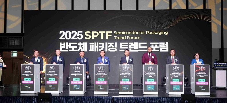 수원특례시의회 수원컨벤션센터에서 열린 ‘2025 차세대 반도체 패키징 산업전 개막식’ 에 참석했다.