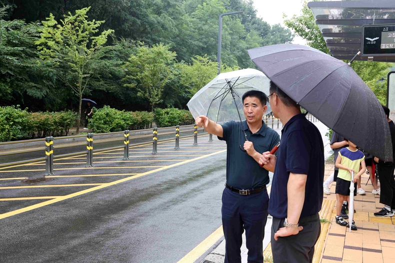 성길용 오사시의회 부의장이 오산 세교2지구 중흥S-클래스 에듀파크 버스정류장 앞 도로를 살펴보고 있다.