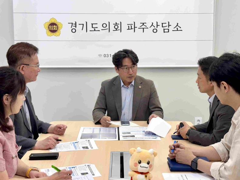 경기도의회 기획재정위원회 조성환 위원장이 파주시 연다산동 일원에서 추진 중인 ‘운정 테크노밸리 조성사업’에 대해 사업 관계부서로부터 추진 동향 보고를 받고, 사업의 조속하고 정상적인 추진을 위해 관련 기관 간의 긴밀한 협력을 당부했다.