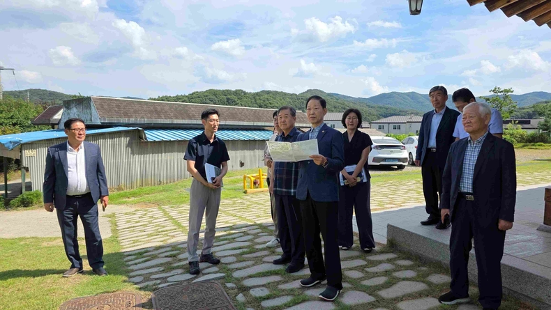 윤재영 경기도의회 의원이 경기도 지정문화유산의 체계적 보존과 실효성 있는 관리 정책의 필요성을 강조하며 용인시 충렬서원을 방문했다.