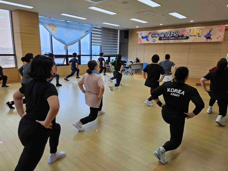 평택시 안중보건지소가 성인 비만예방 및 관리사업의 하나인 하반기‘성인비만 탈출교실 고!고!업!’프로그램을 8월26일부터 11월27일까지 매주 화, 목요일 오전 10시 30분부터 11시 30분까지 운영하고 있다.