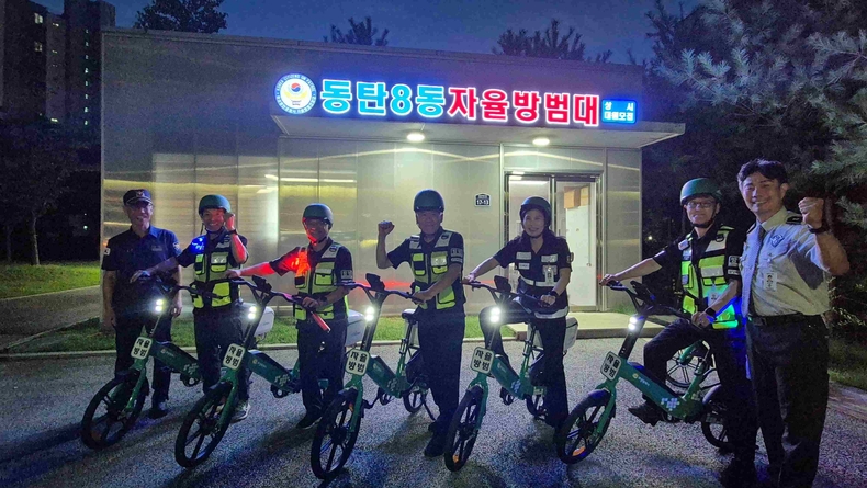 화성특례시 동탄8동이 ‘안전하고 살기 좋은 동탄8동 만들기’를 위한 자율방범대 초소 현판식과 민·관·경 합동 순찰을 통해 지역 안전망 강화에 나섰다.