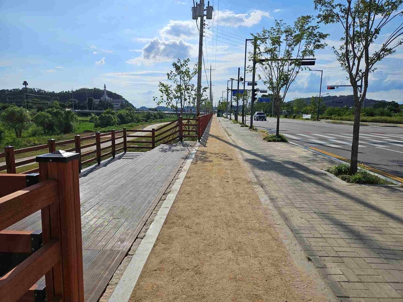 안성시가 아롱개 도시바람길숲과 이어지는‘흙향기 맨발걷기길’을 조성완료해 도심지 내 시민들의 건강증진에 기여할 것으로 보인다.