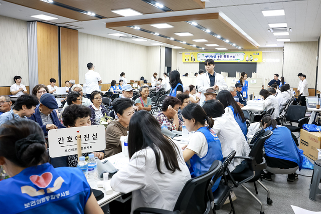 연천군이 연천농협에서 60세 이상 고령 농업인의 건강 증진을 위한 ‘농촌왕진버스’ 지원사업을 추진했다.