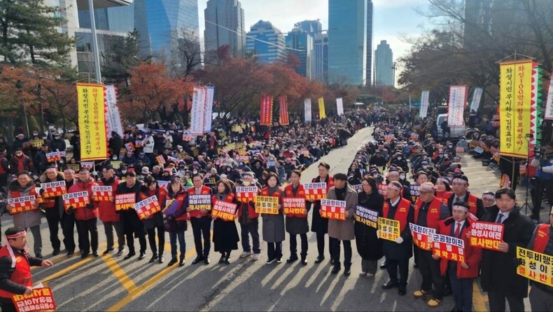 서울 여의도 국회 앞에서 화성시민들이 수원군공항 화성이전을 반대하는 대규모 시위를 벌이고 있다.