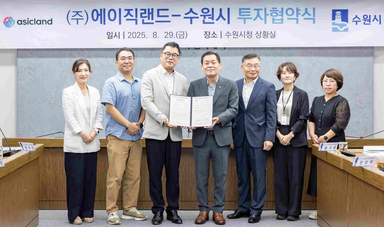 이재준 수원시장(사진 오른쪽)이 이종민 ㈜에이직랜드 대표와 기념 사진을 촬영하고 있다.