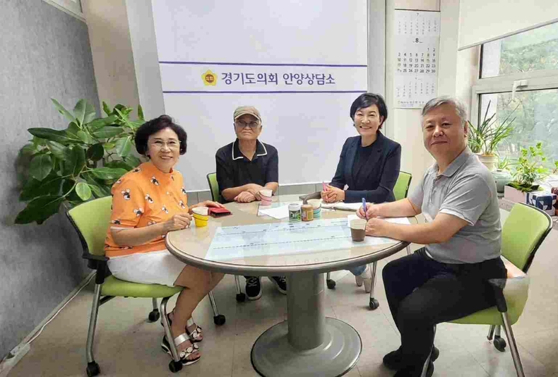 이채명 경기도의회 의원이 경기도의회 안양상담소에서 경기중부아파트노동자협회 강은숙 공동대표와 만나 아파트 청소·경비노동자들의 처우 개선 방안을 논의했다.