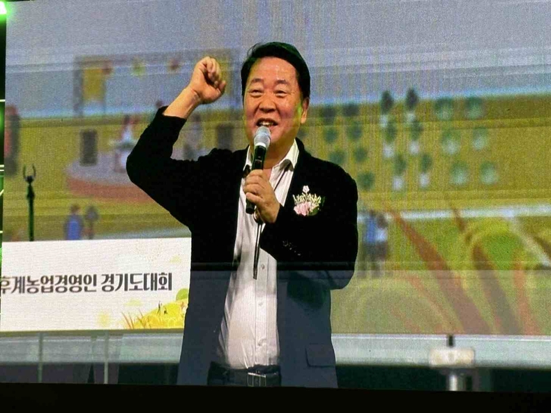 방성환 경기도 농정해양위원회 위원장이 평택시 농업생태원에서 열린 제21회 한국후계농업경영인 경기도대회에 참석해 축사를 전하고, 경기도 농업의 미래를 이끌 후계농업경영인들을 격려했다.