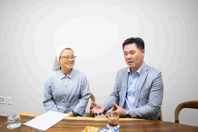 정하용 경기도의회 경제노동위원회 의원이 용인특례시 기흥구 상하동에 위치한 한부모가족 복지시설 ‘생명의 집’을 방문해 관계자와 입소자들에게 위로와 응원의 메시지를 전했다.