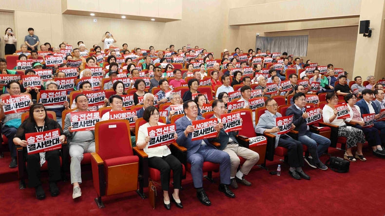 안성시 범시민 비상대책위원회가 안성시에서 송전선로 및 LNG발전소 건립 반대 발대식을 열고, 안성시민의 생명과 안전을 지켜내기 위한 강력한 투쟁을 선언했다.