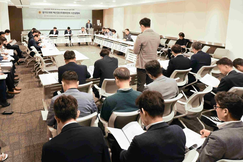 경기도의회 경기도청 예산결산특별위원회가 경기도 광주시 소재 곤지암리조트에서 2025년 제2회 추경예산(안) 심사를 앞두고 집행부로부터 예산 현안에 대한 설명을 듣고 질의답변을 갖는 사전설명회를 개최했다.