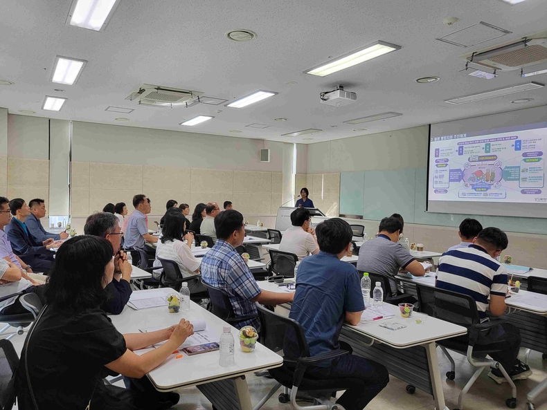 화성특례시 29개 읍면동장을 대상으로 사회복지 역량강화 교육을 하고 있다.