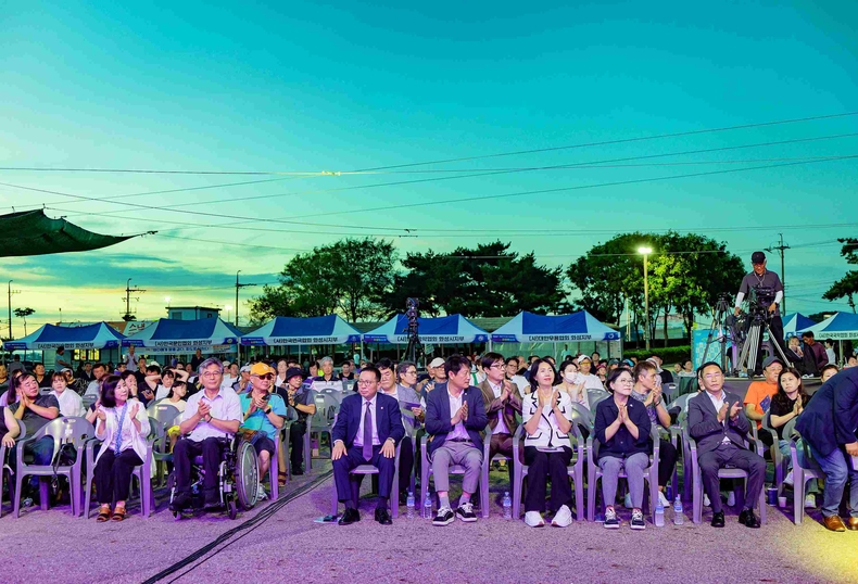 화성특례시의회가 궁평항 특설무대에서 열린 제21회 화성예술제 개막식에 참석해 예술로 하나되는 화성특례시의 아름다운 무대를 축하했다.