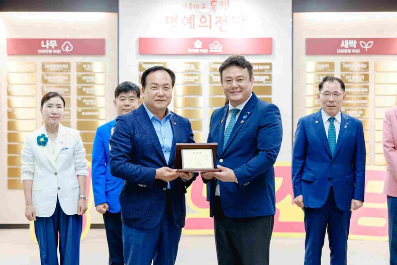 오산시가 오산로타리클럽과‘오산시 명예의 전당’등재식 및 감사패 전달식을 개최했다.