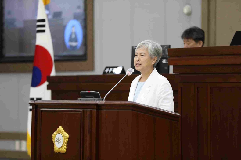 윤경선 수원특례시의회 의원이 제395회 임시회 제1차 본회의 5분 자유발언을 통해 노인생활지원사와 요양보호사의 처우 개선을 강력히 촉구했다.