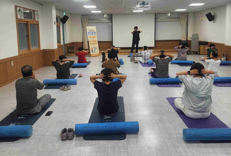 평택시가 오는 10월31일까지 지역사회 중심 재활사업의 하나로 어르신 근력 강화 향상을 위한 운동 프로그램(이하 시니어 헬스업)을 운영한다.