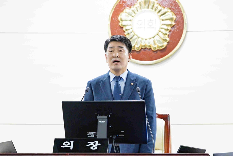 화성특례시의회가 2일 오전 11시 의회 본회의장에서 제244회 임시회 제1차 본회의를 개의하며, 오는 12일까지 11일간의 의사일정에 들어갔다. 배정수 의장이 본회의를 개의하고 있다.
